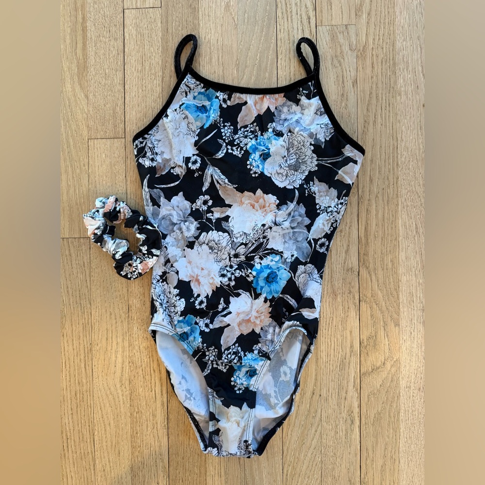 Rebecca’s mom Leo (Adult Small) with matching scrunchie